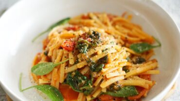 Glutenfreie Pasta mit Spinat-Tomaten-Soße