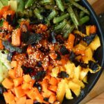 Vegane Sushi Bowl mit Mango, Avocado und Gurke