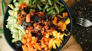 Vegane Sushi Bowl mit Mango, Avocado und Gurke