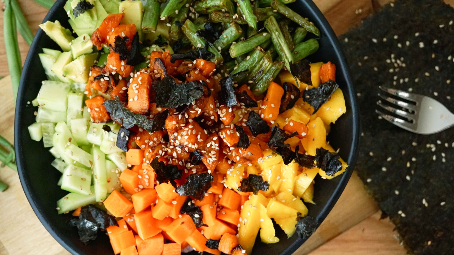 Vegane Sushi Bowl mit Mango, Avocado und Gurke