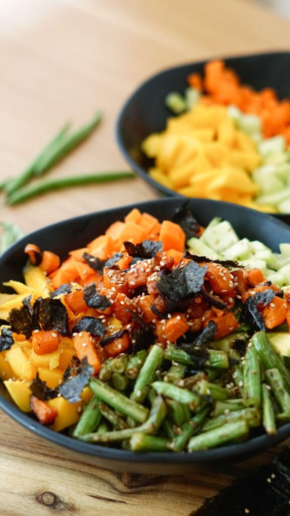 Vegane Sushi Bowl mit Mango, Avocado, Gurke