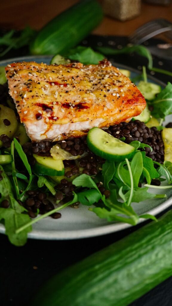 Lachs aus dem Ofen mit Linsen und würzigem Gurkensalat