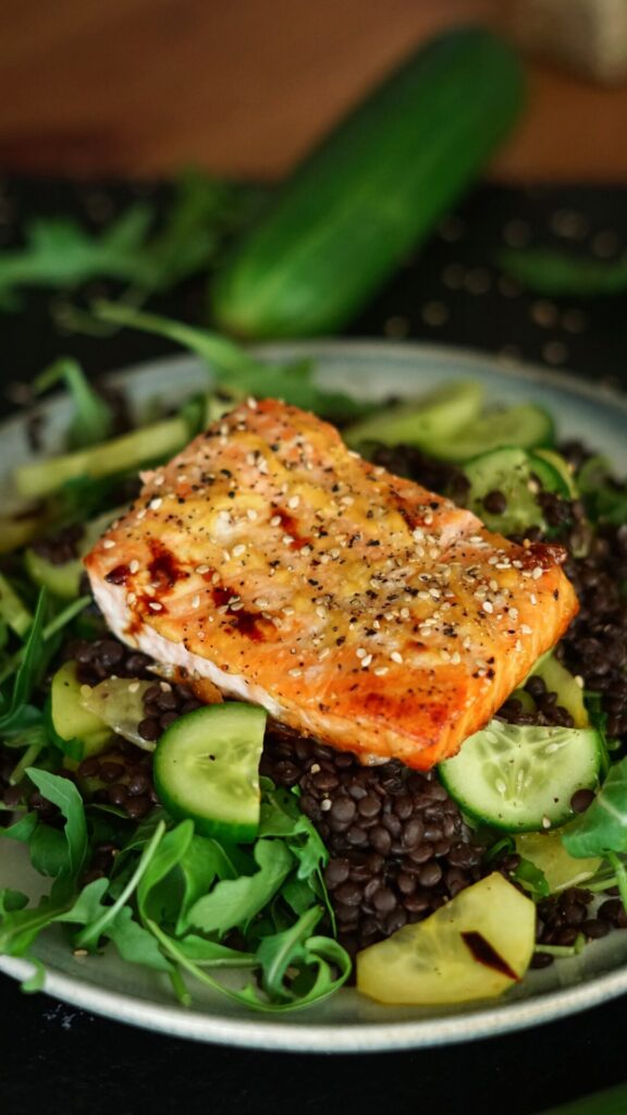 Lachs aus dem Ofen mit Linsen und würzigen Gurken
