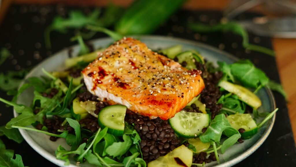 Lachs aus dem Ofen mit Linsen und würzigem Gurkensalat