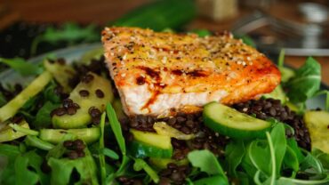 Lachs mit Linsen und Gurkensalat