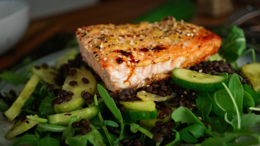 Lachs mit Belugalinsen und Gurkensalat