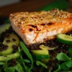 Lachs mit Linsen und würzigem Gurkensalat