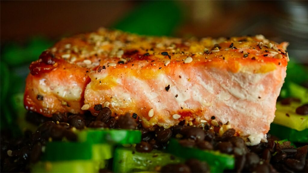 Ofen-Lachs mit Linsen und würzigem Gurkensalat