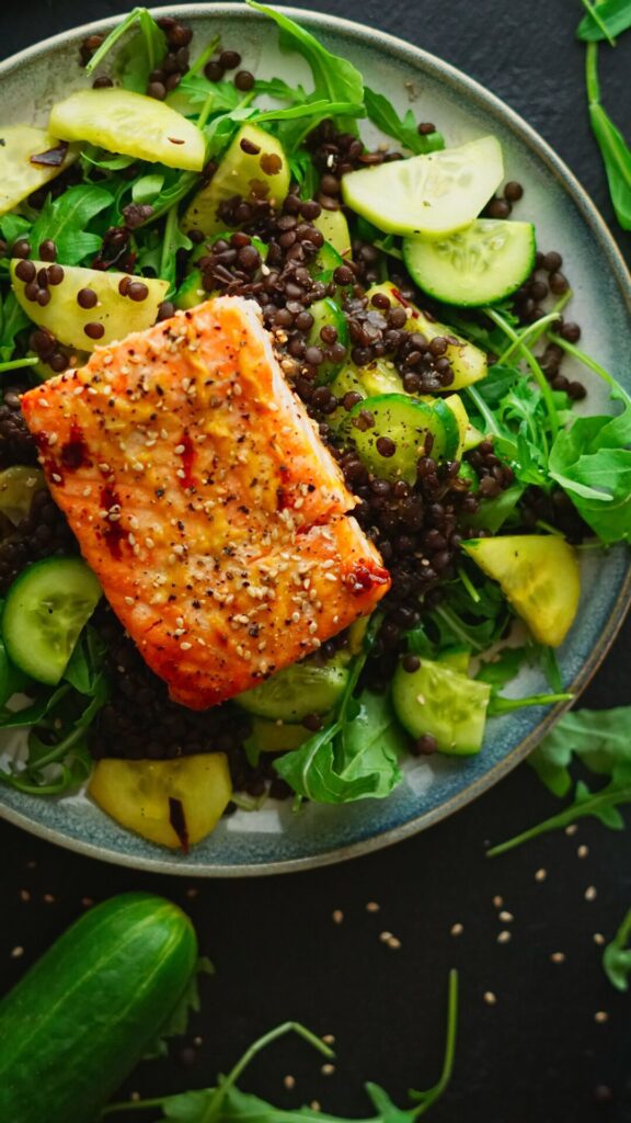 Lachs mit Belugalinsen und würzigem Gurkensalat