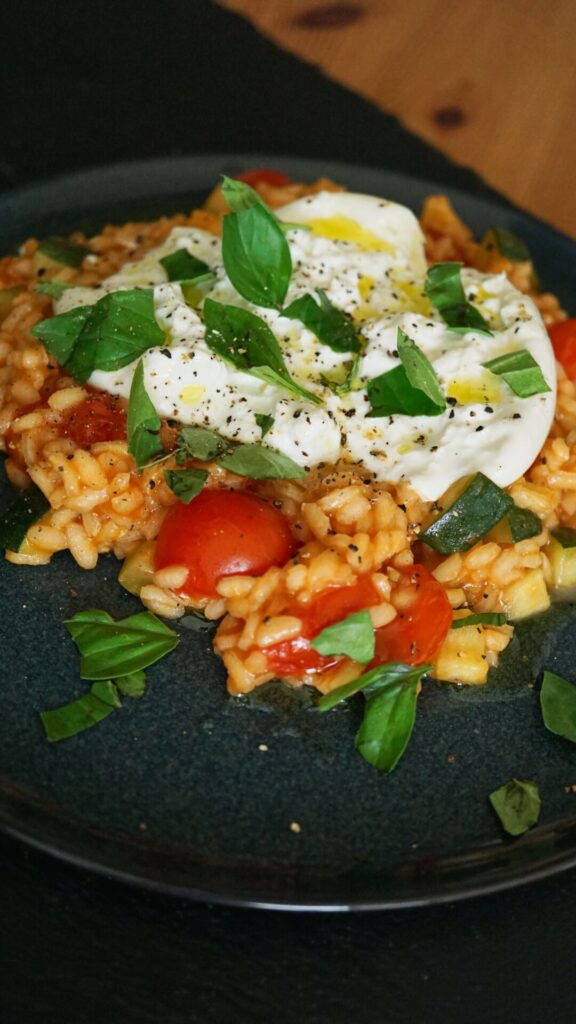 Tomaten-Risotto mit Burrata