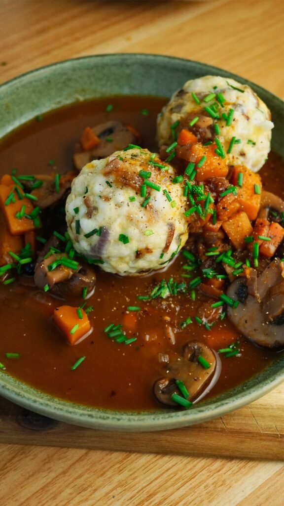 Semmelknödel und Ragout vegetarisch