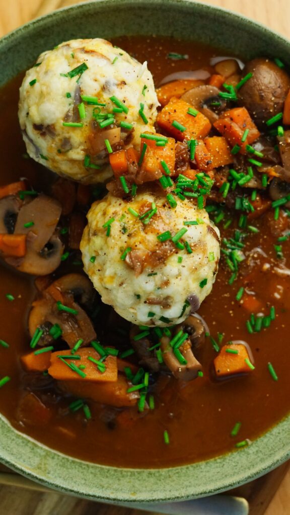 Semmelknödel und Ragout