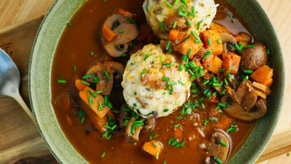 Vegetarisches Ragout mit Semmelknödel