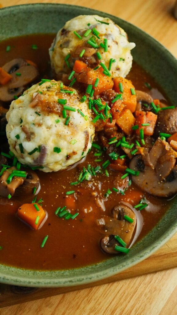 Vegetarisches Ragout mit Semmelknödel