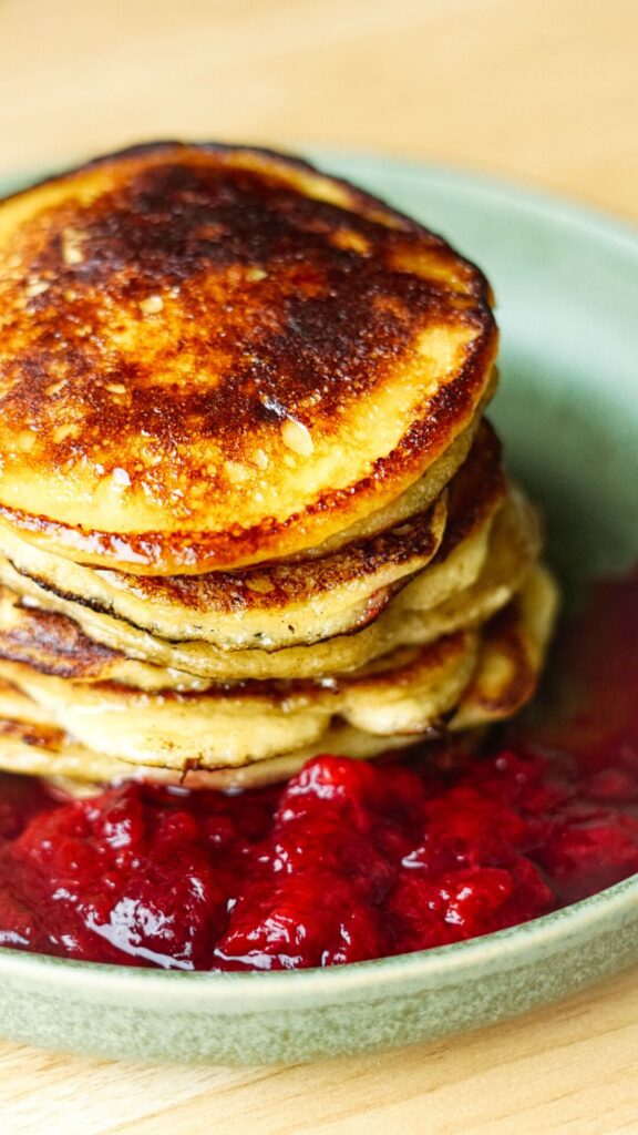 Topfen-Pancakes mit Hafer und Pflaumenröster