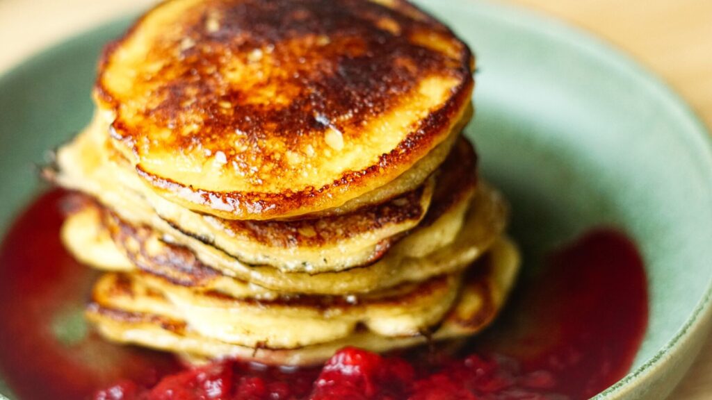 Topfen-Pancakes mit Hafermark & Pflaumenröster