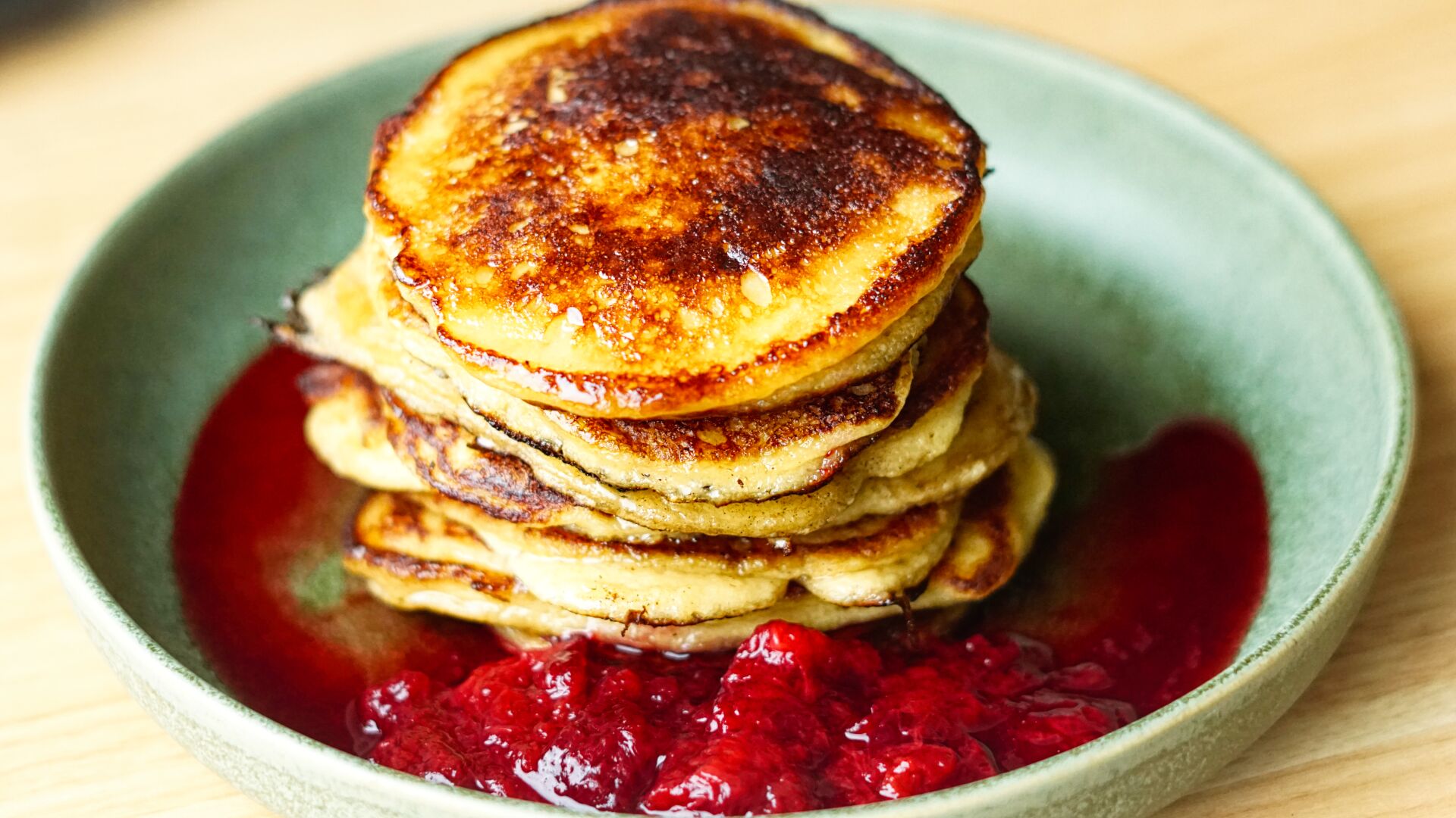 Topfen-Pancakes mit Pflaumenröster