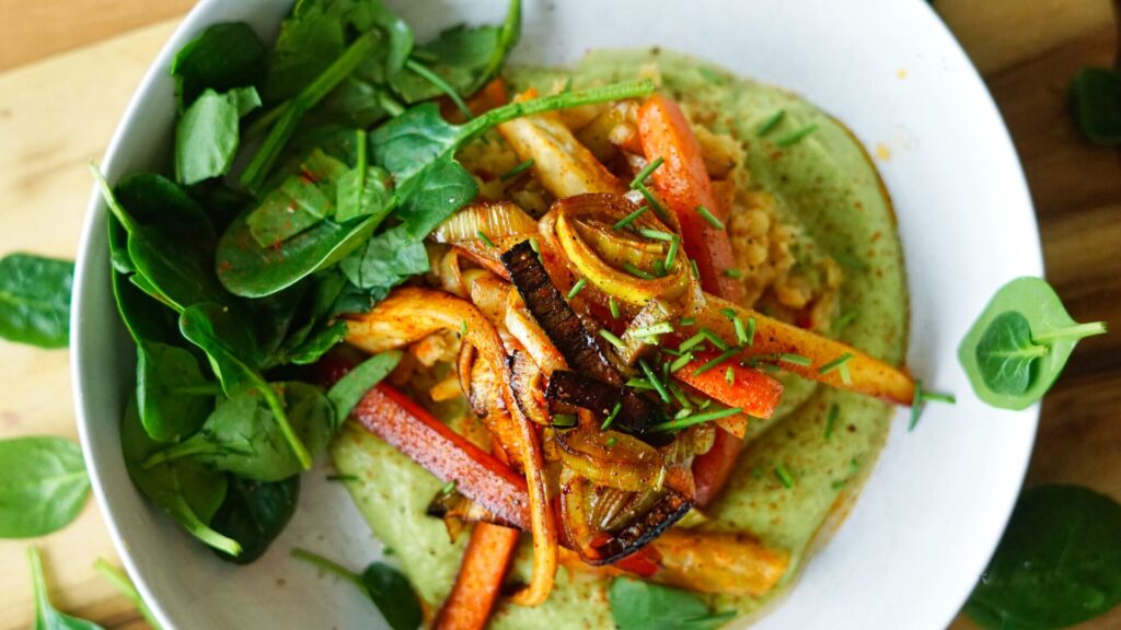 Ofen-Suppengemüse mit Zucchini-Avocado-Creme