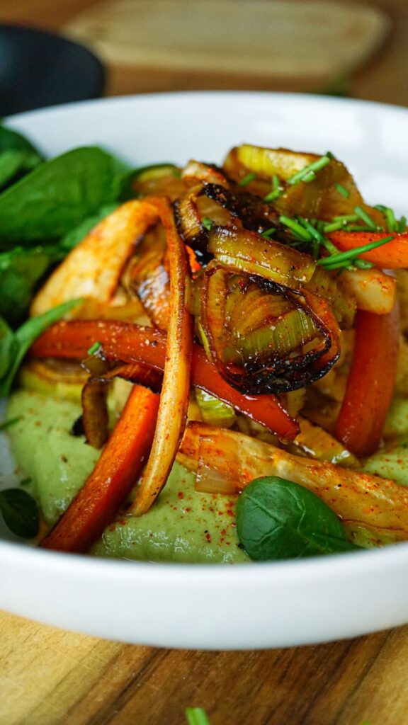 Ofen-Suppengemüse mit Zucchini-Avocado-Creme