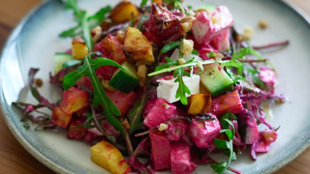 Bratkartoffelsalat mit Weiße-Bohnen-Roterüben-Dip