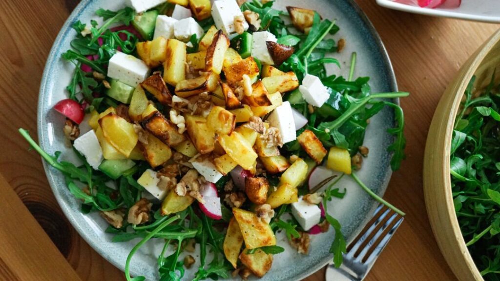 Bratkartoffelsalat mit Weiße-Bohnen-Roterüben-Dip