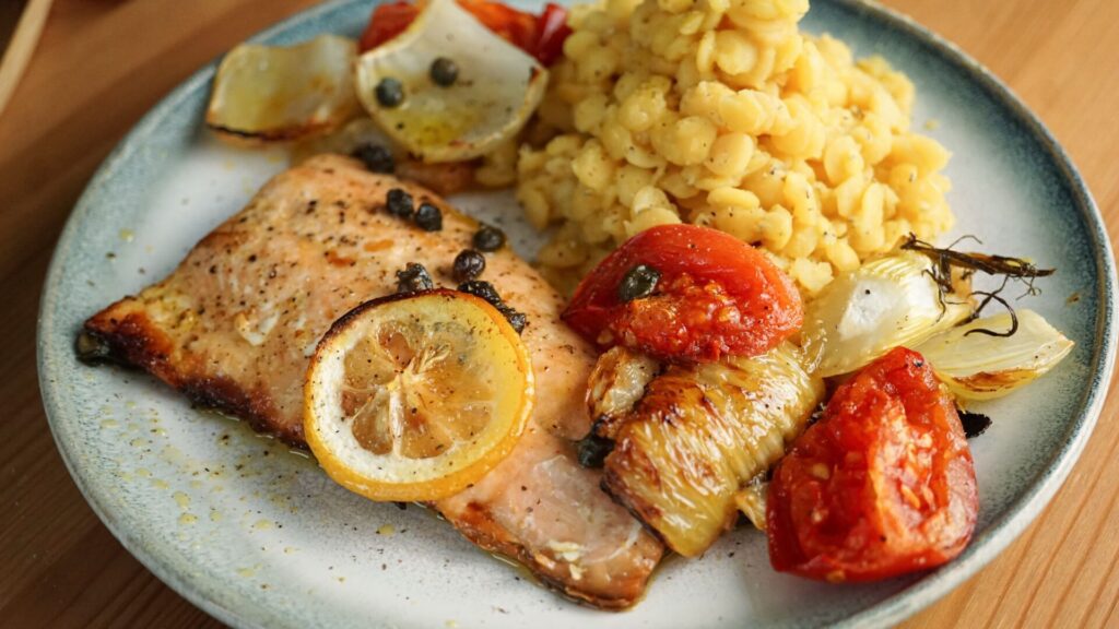 Lachs aus dem Ofen mit Gemüse