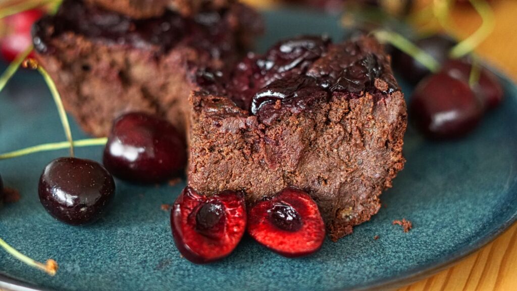 Glutenfreie Kirsch-Brownies mit Kidneybohnen