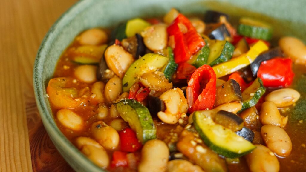 Mediterraner Bohneneintopf mit weißen Bohnen, Gemüse und Rosmarin