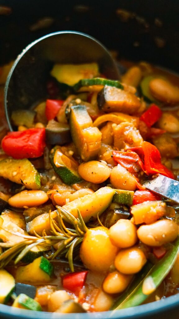 Mediterraner Bohneneintopf mit weißen Bohnen, Gemüse und Rosmarin
