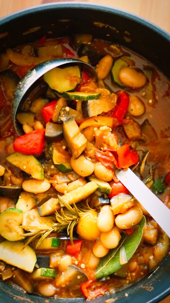 Mediterraner Bohneneintopf mit weißen Bohnen, Gemüse und Rosmarin