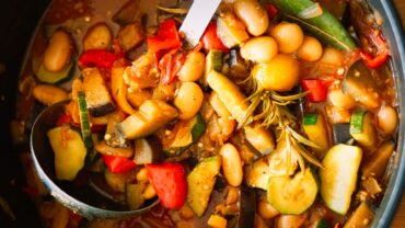 Mediterraner Bohneneintopf mit weißen Bohnen, Gemüse und Rosmarin