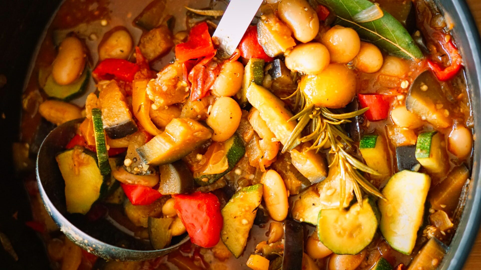 Mediterraner Bohneneintopf mit weißen Bohnen, Gemüse und Rosmarin