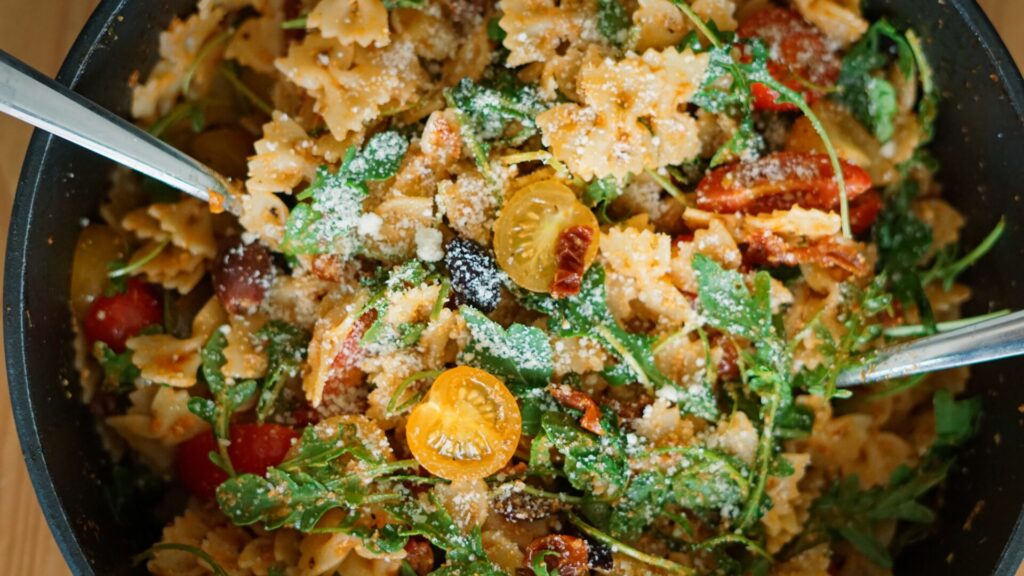 Nudelsalat mit Pesto, Rucola und getrockneten Tomaten
