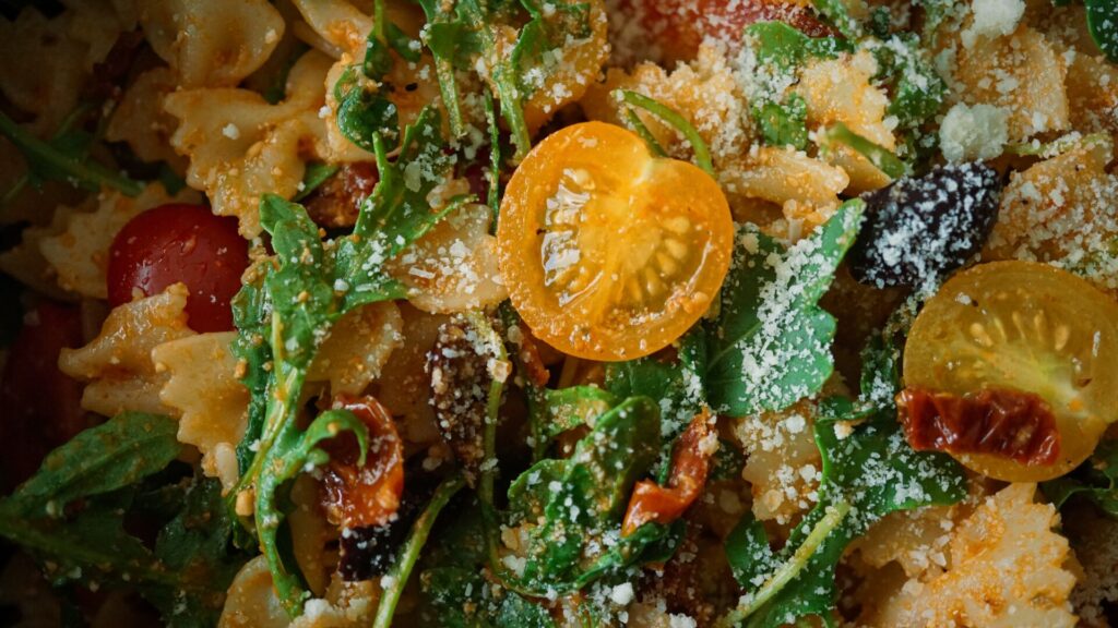 Nudelsalat mit Pesto, Rucola und getrockneten Tomaten