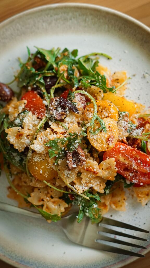Nudelsalat mit Pesto, Rucola und getrockneten Tomaten