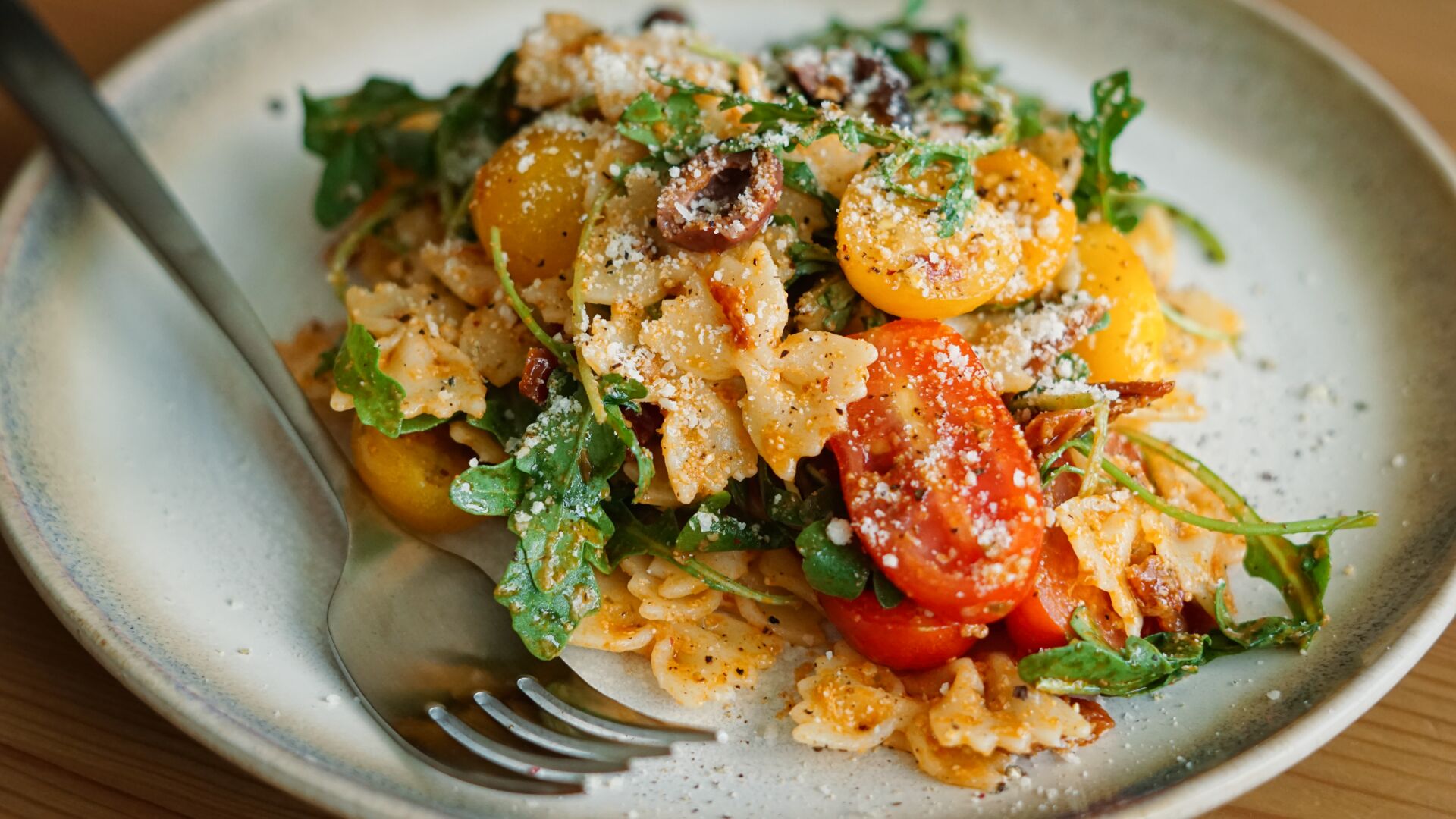 Nudelsalat mit Pesto, Rucola und getrockneten Tomaten