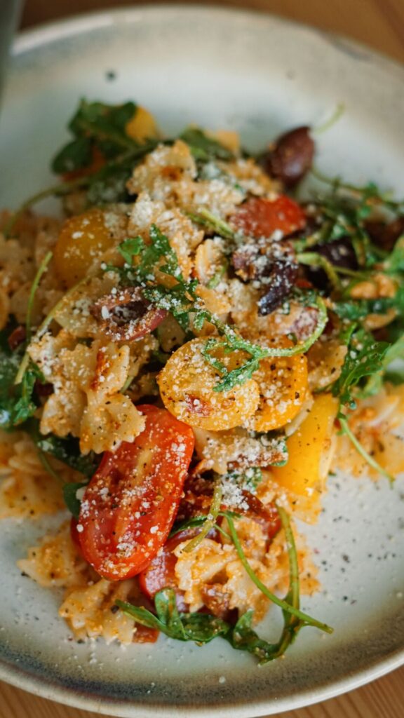 Nudelsalat mit Pesto, Rucola und getrockneten Tomaten