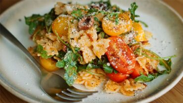 Nudelsalat mit Pesto, Rucola und getrockneten Tomaten