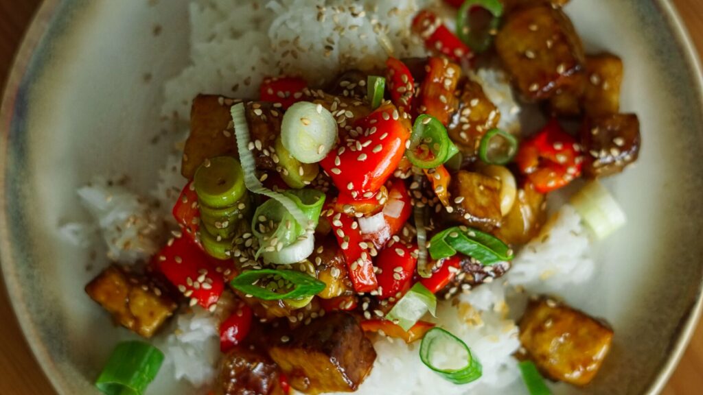 Räuchertofu zubereiten mit Honig, Ingwer & Sojasauce