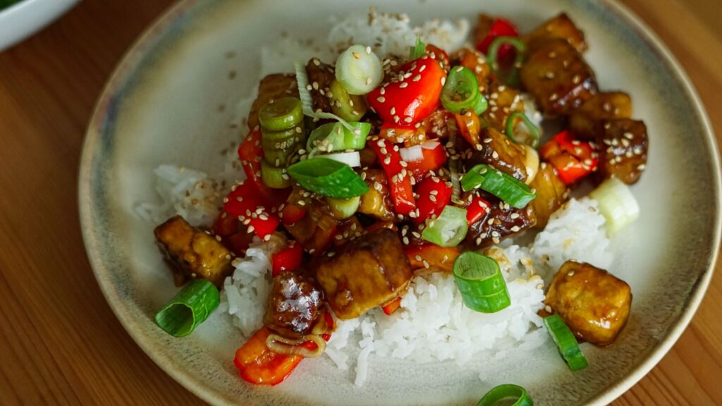 Räuchertofu zubereiten mit Honig, Ingwer & Sojasauce